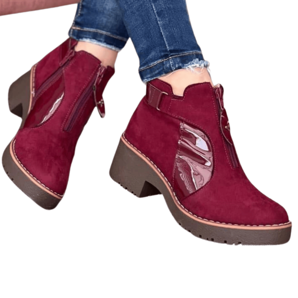 Comprar Botines Tacón Medio Mujer en Onlineshoppingcenterg. Los botines de tacón medio son el equilibrio perfecto entre estilo y comodidad. Si estás buscando comprar botines tacón medio mujer, en Onlineshoppingcenterg tenemos una amplia selección para todos los gustos y ocasiones. Descubre por qué estos botines son un imprescindible en el armario de toda mujer.  ¿Por qué elegir botines de tacón medio? Los botines de tacón medio combinan elegancia y practicidad. Su altura moderada permite caminar con comodidad durante largas horas sin sacrificar el estilo. Además, son ideales para:  Oficinas y eventos formales: Los botines negros o botines marrones mujer son opciones versátiles que complementan cualquier atuendo formal.  Días lluviosos: Opta por botas de agua mujer o botas de lluvia mujer para mantener tus pies secos con estilo.  Estilo casual: Los botines blancos mujer y los botines vaqueros son perfectos para looks relajados pero chic.  Tipos de botines que puedes encontrar en Onlineshoppingcenterg En nuestra tienda, te ofrecemos una amplia variedad de botines para satisfacer tus necesidades:  1. Botines para el día a día Botines planos mujer: Comodidad para caminar todo el día.  Botines piel mujer: Diseños clásicos y duraderos.  Botines flexi mujer: Diseñados pensando en la ergonomía.  2. Botines elegantes para ocasiones especiales Botines de tacón grueso: Perfectos para eventos que requieren estilo y estabilidad.  Botines plataforma mujer: Añaden altura sin comprometer la comodidad.  Botines dorados y plateados: Ideales para fiestas y celebraciones.  3. Botines modernos y juveniles Botines calcetín mujer: Diseños ajustados y modernos.  Botines cowboy mujer: Perfectos para un look boho o casual.  Botines refresh: Opciones frescas y únicas para destacar.  Consejos para elegir los mejores botines de tacón medio Comodidad ante todo: Busca modelos como los botines skechers mujer o botines flexi mujer, reconocidos por su comodidad.  Material de calidad: Elige botines de cuero mujer o botines piel mujer para garantizar durabilidad.  Color versátil: Los botines negros y botines marrones mujer combinan con cualquier atuendo.  Altura adecuada: Los botines de tacón medio ofrecen el balance perfecto entre estilo y practicidad.  Preguntas frecuentes sobre botines de tacón medio mujer ¿Son cómodos los botines de tacón medio para uso diario? Sí, especialmente si eliges marcas como botines flexi mujer o botines skechers mujer, diseñadas para ofrecer soporte y confort.  ¿Cómo combinar botines de tacón medio? Para un look casual: Combina botines vaqueros con jeans ajustados y una blusa suelta.  Para eventos formales: Usa botines negros con un vestido midi o un conjunto elegante.  Para días lluviosos: Opta por botas de agua mujer con un impermeable moderno.  Compra tus botines de tacón medio mujer en Onlineshoppingcenterg En Onlineshoppingcenterg, nos especializamos en ofrecer los mejores botines para dama a precios accesibles. Ya sea que busques botines plataforma, botines cowboy mujer o botines elegantes, tenemos lo que necesitas. Compra hoy y disfruta de:  Envió rápido y seguro.  Múltiples opciones de pago.  Garantía de satisfacción.  No esperes más. Compra botines tacón medio mujer en Onlineshoppingcenterg y eleva tu estilo con comodidad. ¡Te esperamos!